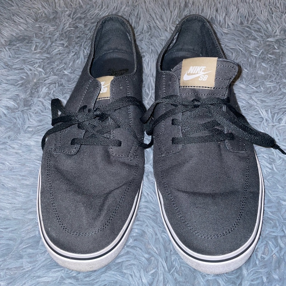 Men’s Nike Braata canvas shoe! (Size 11)